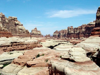 Quartz sand beach · Outcrop of