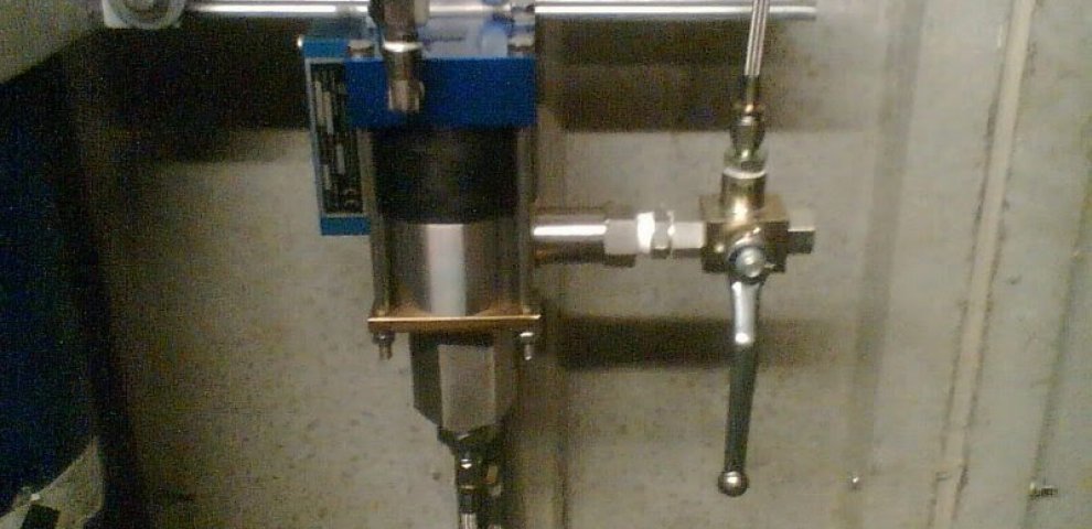 Nitrous oxide pump